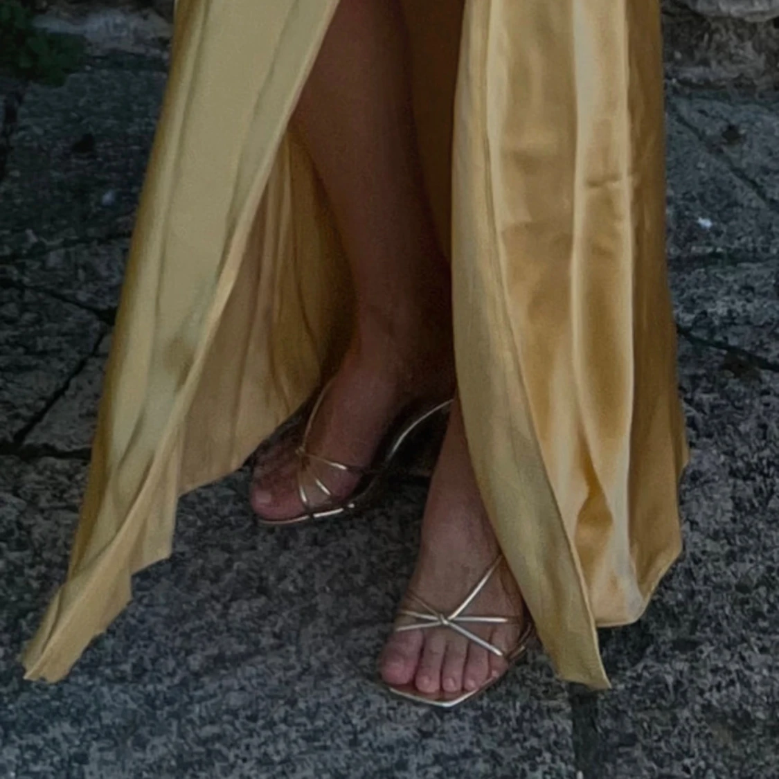 Guldiga sandaler med klack och remmar - 1