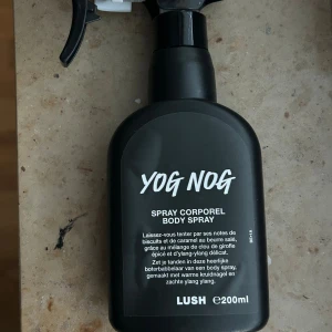 Yog nog Lush  - Helt ny, använt 1 gång. Verkligen super god, perfekt nu inför julen. Limited edition.  Nypris: 445kr. Pris kan diskuteras 