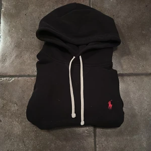 Polo Ralph Lauren Hoodie - [Populär Polo Ralph Luren Hoodie] [Skick 10/10] [Strl:S] Hör gärna av dig vid någon fundering! Pris är disskuterbart, mvh Edvin💫