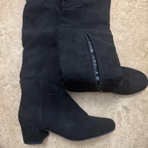 Svarta mockastövlar med dragkedja - Snygga svarta stövlar i mocka. Storlek 37, 