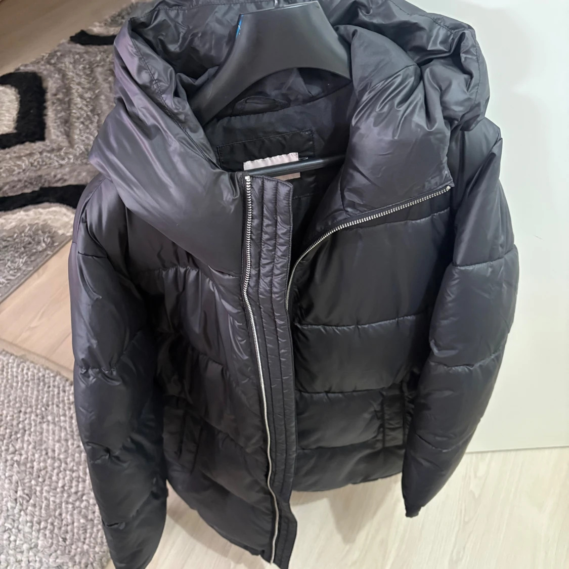 Svart pufferjacka från Nelly med huva - 2