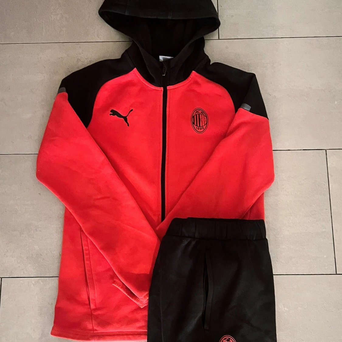 Röd och svart AC Milan Tracksuit Puma