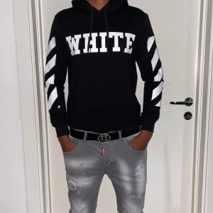 Off white hoodie strl XS - Helt ny. Fin replika med grym kvalitet. Modellen är 175cm väger 67kg, Bär XS i bilden.Först till kvarn som gäller. Skickas direkt inom 24h