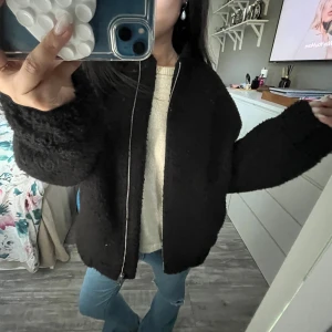 Svart bomberjacka från Zara, storlek S - säljer denna populära mysiga svarta teddyjacka från Zara i storlek S. Jackan har en oversized passform med fickor på sidan. passar så bra nu till hösten varm och bekväm!🫶🌸 