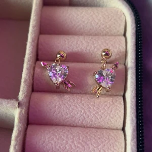 Hjärtformade örhängen med pil i guld - Supersöta örhängen i guld!! Vet ej om de är rostfria för ja aldrig använt de, ja gillar ej örhängen så därför säljer jag de, super bra skick. Orsaker på va köpte de för och hittar inte de längre på hemsidan💓