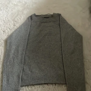Grå stickad tröja - grå stickad tröja från Vero Moda. Strl: står ej skulle gissa på S. Nypris: 300-400kr. Väldigt bra skick