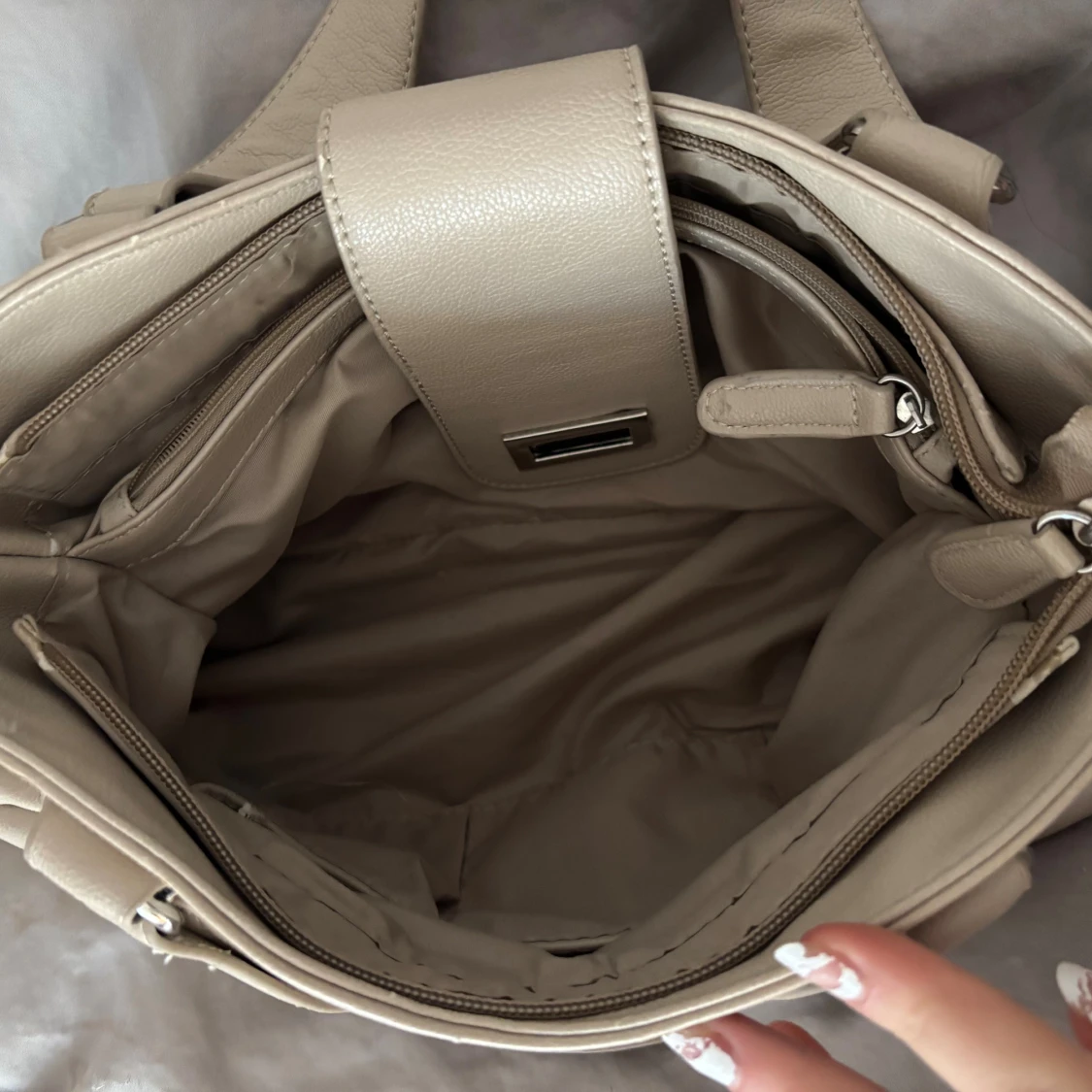 Beige handväska med snyggt spänne - 3