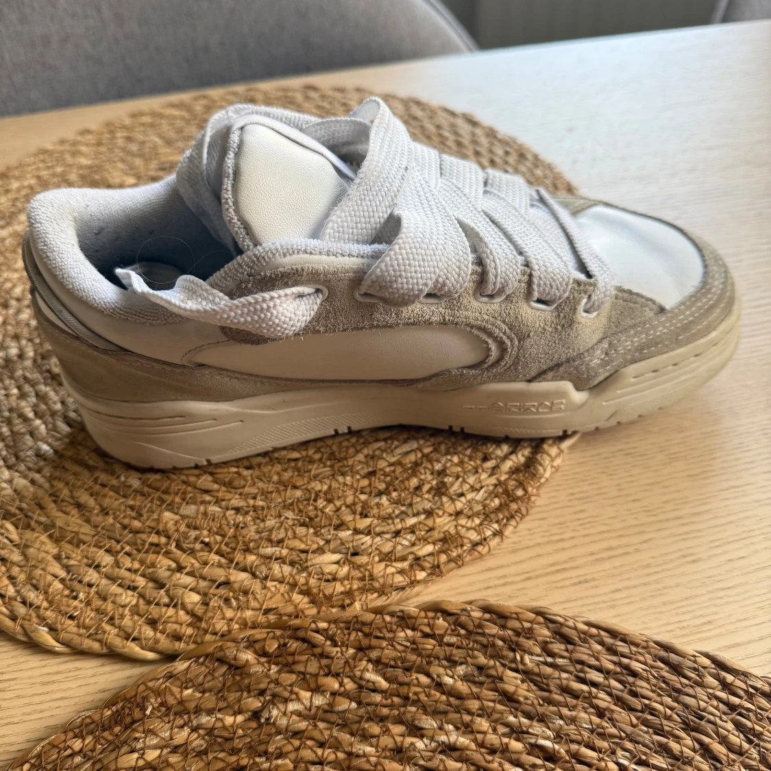 Vita Adidas originals sneakers i mocka och skinn - 2