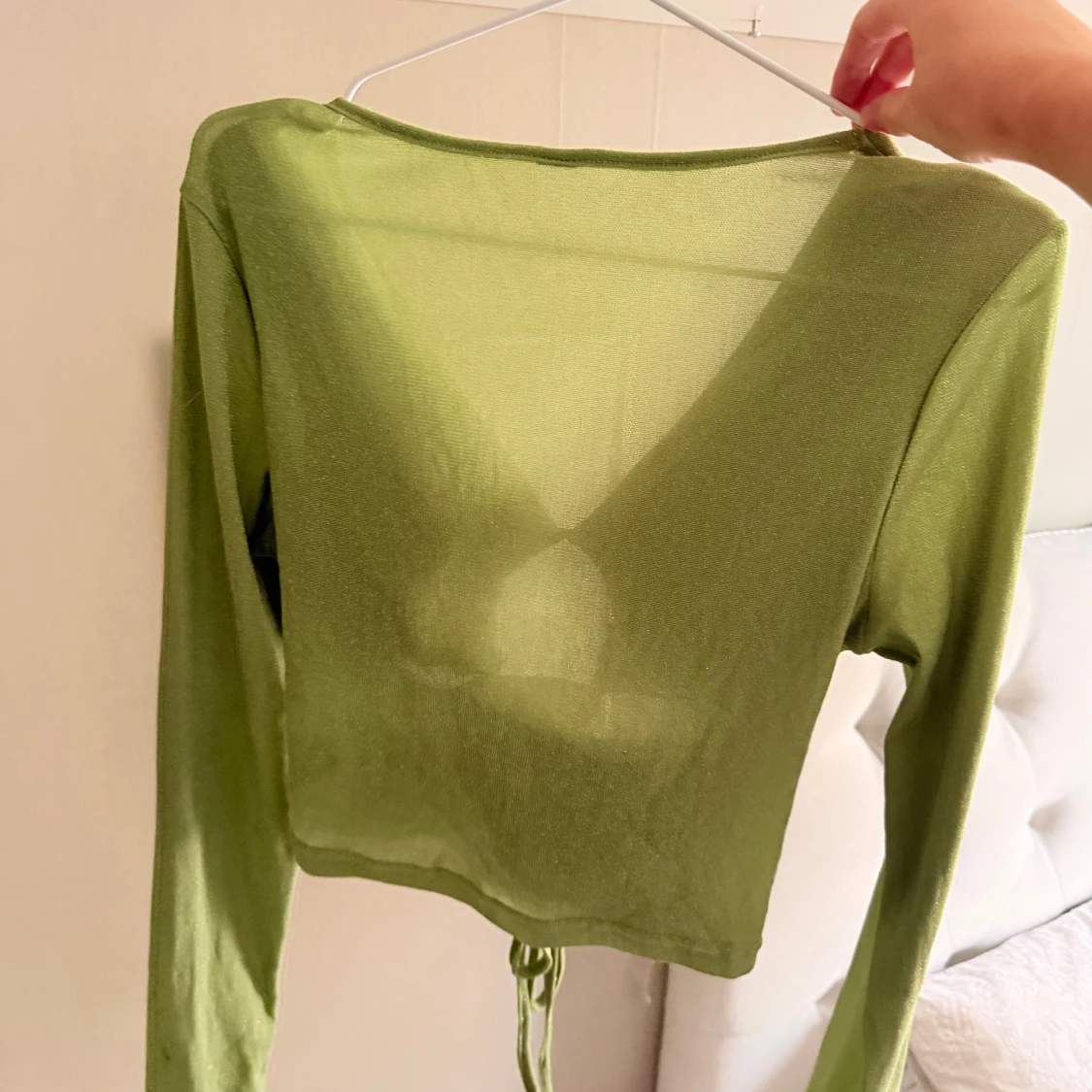 Grön glittrig croppad topp med snörning - 1