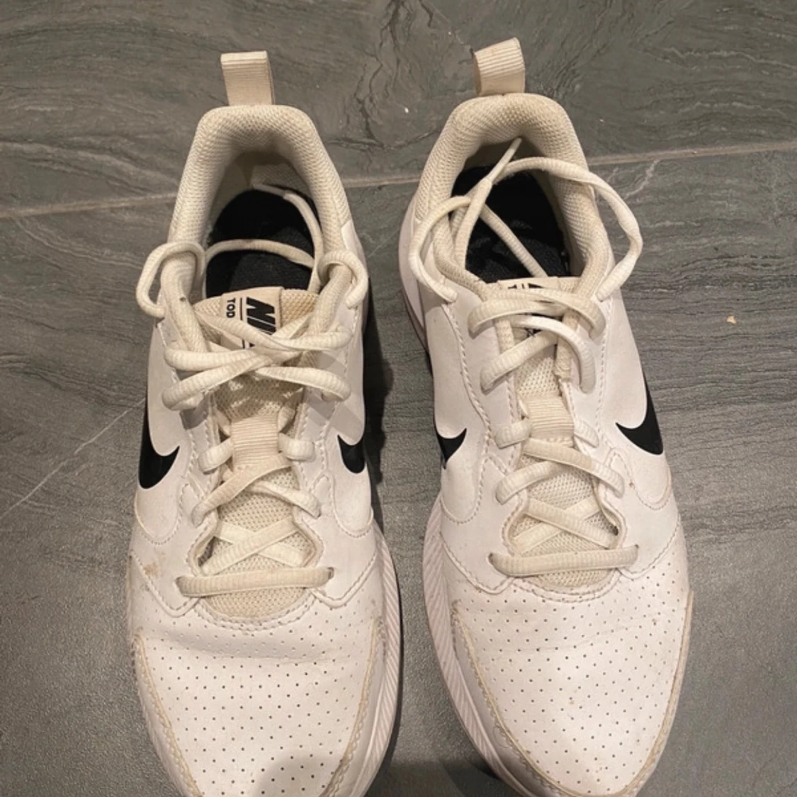 Vita Nike sneakers med svart swoosh - 1