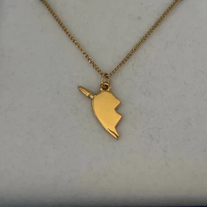 Maria Nilsdotter ”You and Me” inspirerat halsband - Aldrig använd, 18K guldpläterad och tillverkad av rostfritt stål. Kedjans längd 40+5 cm och nickelfri. Om du har fler frågor, tveka inte att höra av dig 🤗