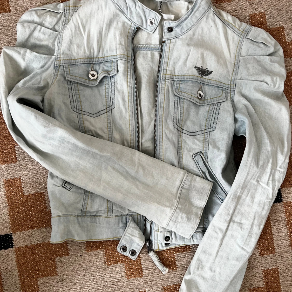 Ljusblå jeansjacka med puffärmar - 4