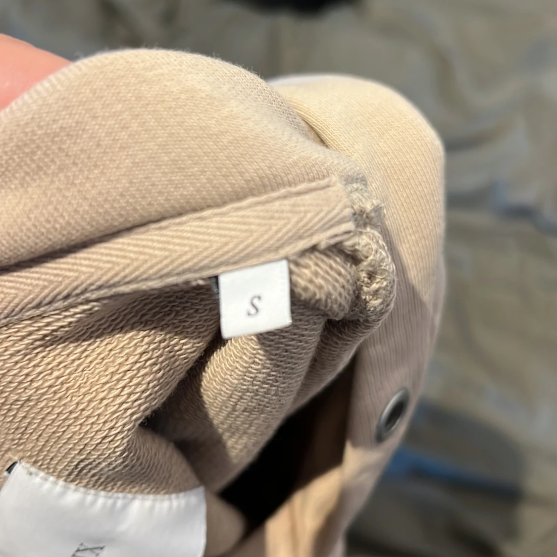 Beige hoodie från Les Deux med tryck - 3