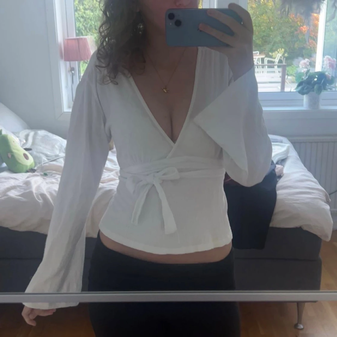 Vit omlottopp med knyt och v-ringning