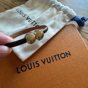 Louis Vuitton armband  - Louis Vuitton armband i fint skick finns mycket liv kvar se bilder, nypris 2800kr  Storlek Äkthetscertifikat finns med