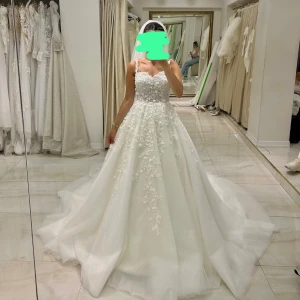 Bröllopsklänning  - Säljer min fina bröllopsklänning som är köpt från Turkiet. Storlek 34, justerbar tack vare snörning i ryggen så de  hade passat en 36a också.  Slöja och underkjol med tre ringar ingår.   För mer information och bilder är det bara att skriva till mig. 