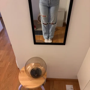 Ljusblå ripped jeans med hög midja - Säljer ett par ljusblå jeans med hög midja och raka ben från Gina Tricot. Byxorna har snygga slitningar och hål vid knäna. Klassisk femficksmodell och tillverkade i jeansmaterial. Skriv gärna innan ni tycker på köp då annonsen finns ute på flera ställen🫶🏻