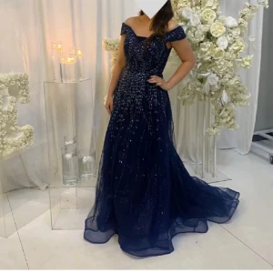 Fest klänning - Superfin festklänning med fin släp, pris går att diskutera💙