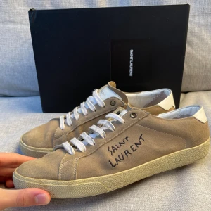 Saint Laurent skor - Hej! Säljer nu dessa sjukt snygga ysl skor. Skorna är i toppskick! Har begränsat antal boxar och dustbag. Hör av dig vid frågor. 42 passar 43