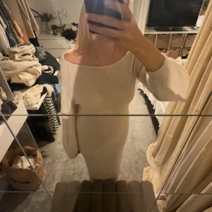 Lång stickad klänning - Lång stickad klänning, kan användas som off shoulder eller vanligt🥰🥰aldrig använd lappen är kvar 