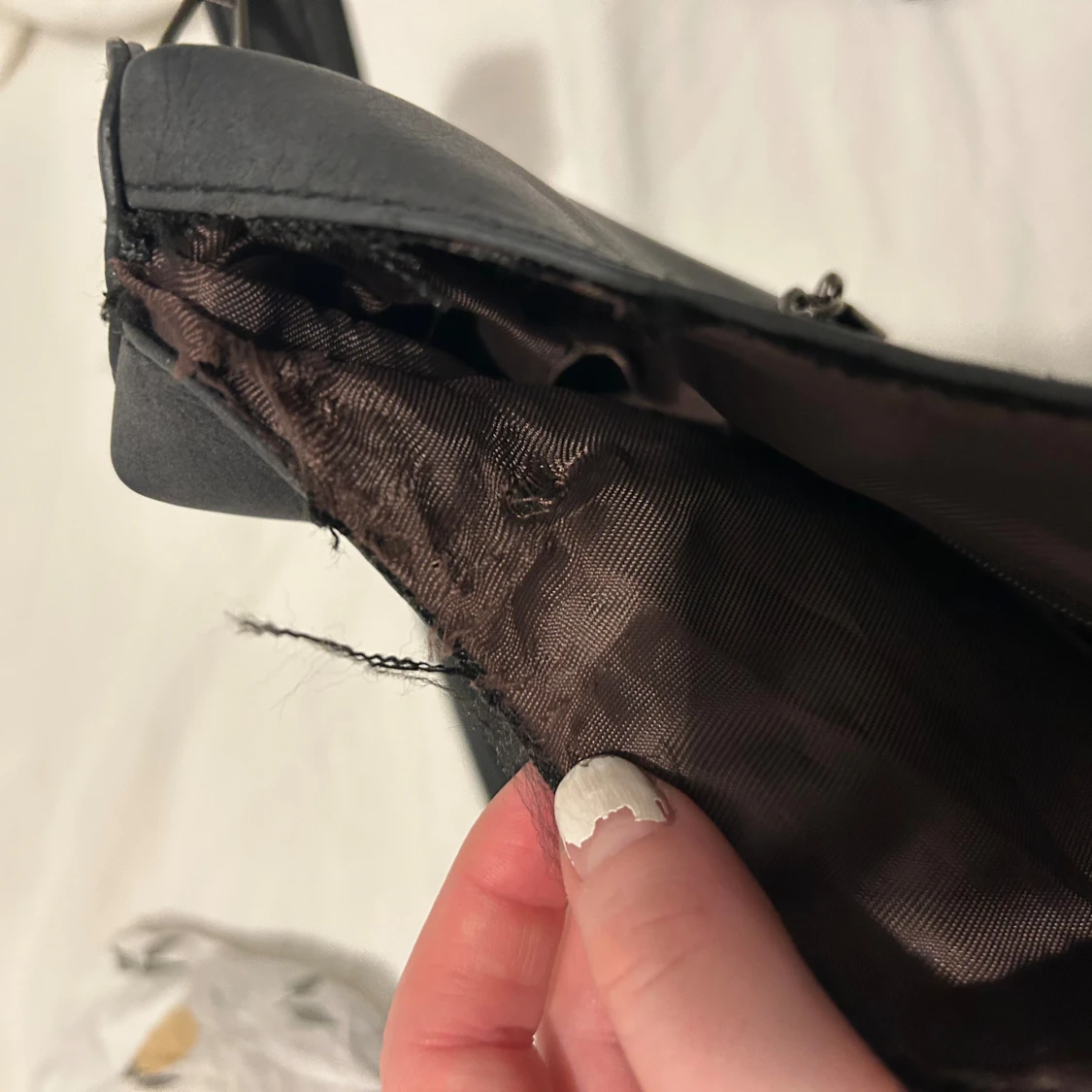 Mörkgrå axelväska med dragkedjor - 3