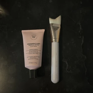 Face clay mask med en borste till  - Helt nytt aldrig använt. Borsten ingick till mer masken när jag köpte den! Märke: oklart, tror ”WARDA”