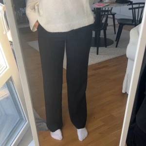 Kostymbyxor tall - Fina kostymbyxor från lindex med extra långt ben, är 180 och sitter perfekt. Säljer då jag köpte i flera storlekar💕bara skriva om det är någon fundering🥰