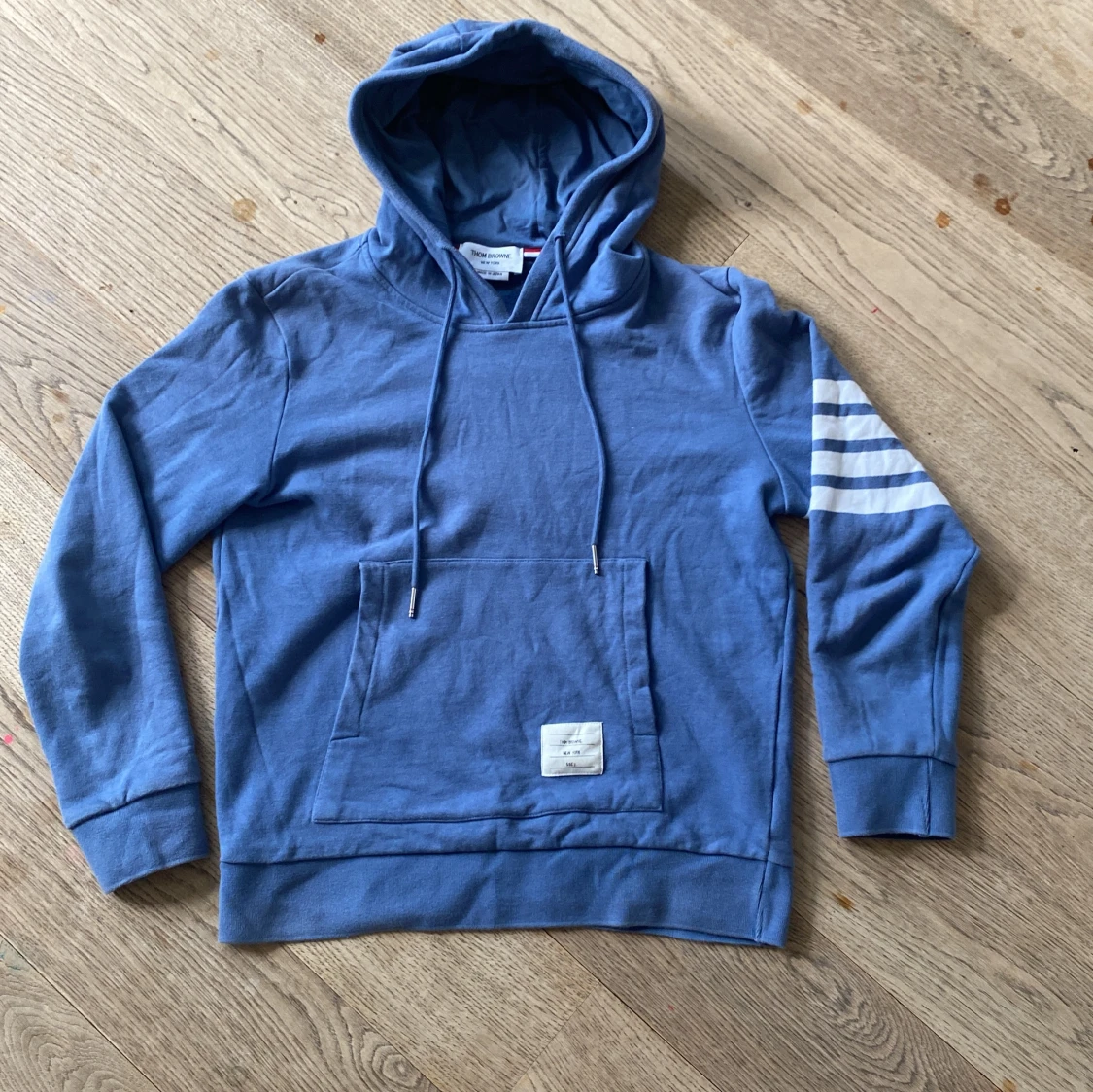 Blå hoodie från Thom Browne med ränder