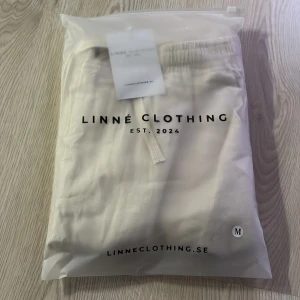 Beige linnebyxor från Linné Clothing - Oöppnade beige linnebyxor från Linne Clothing. Storlek M