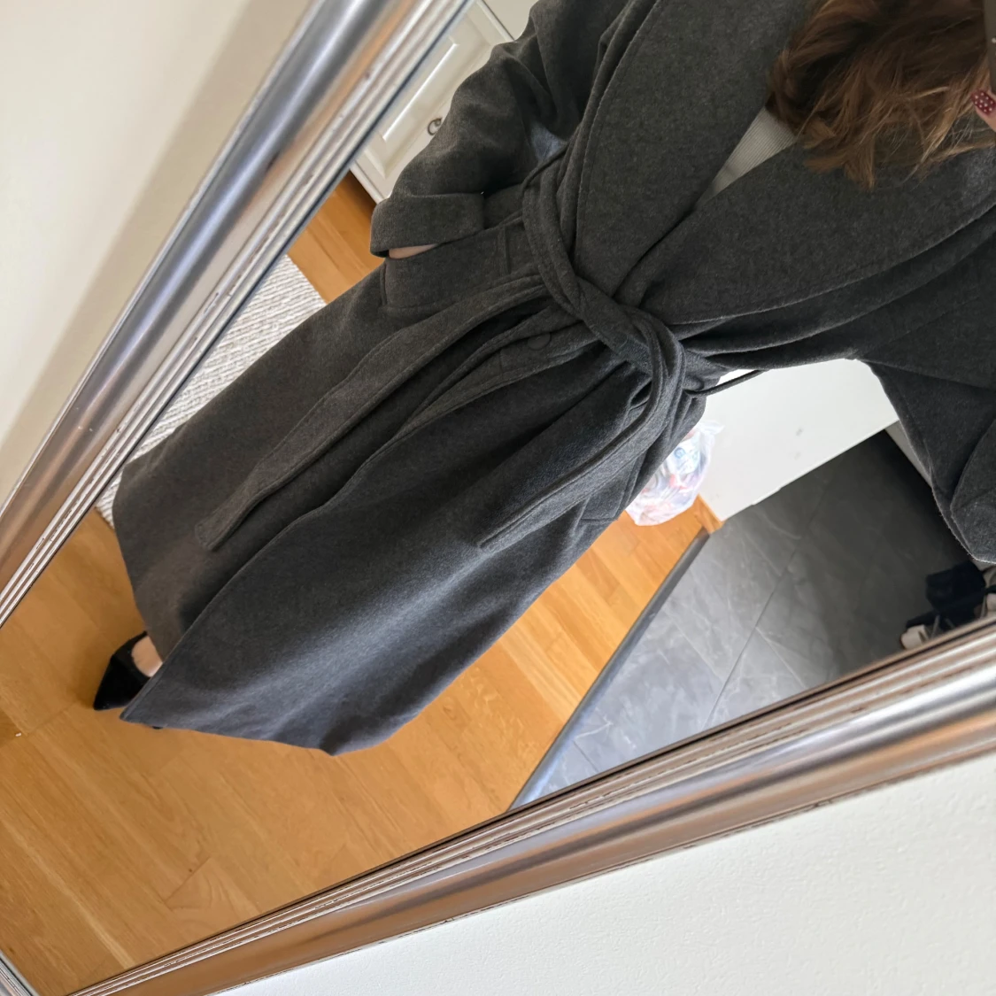 Mörkgrå lång kappa med bälte - 2