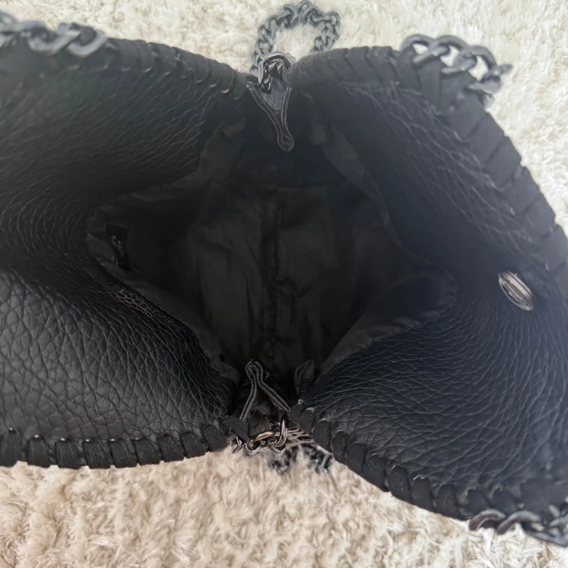 Svart axelväska med kedjerem - 3