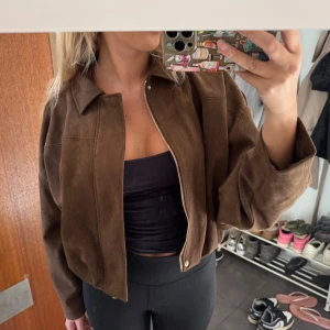 Zara mocka bomberjacka brun - Säljer denna supersnygga jacka! Helt ny och slutsåld!🫶🏼