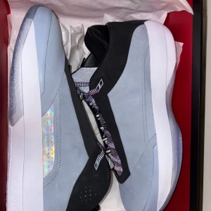 Air Jordan 40  - Hej! Jag säljer mina air Jordan 40. Dem är helt oanvända och allting är med som medkommer vid nytt köp Skorna är väldigt väldigt bekväma och kan användas som ute skor samt träningsskor till alla olika sorters sporter