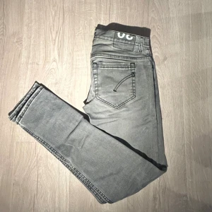 Grå dondup jeans - Säljer dessa Dondup jeans i en väldigt snygg grå färg. Ny skick inga hål eller något! Hör av er för fler bilder eller frågor!