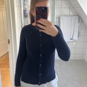 Mörkblå stickad kofta - Supersnygg mörkblå stickad kofta i fint material, knappar hela vägen. Använder inte då den är lite för tajt i ärmarna för mig 💙strl S