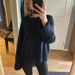 Stickad tröja  - Säljer denna superfina marinblåa stickade tröjan från Gina Tricot. Storlek 170 men skulle säga att de är en S. Superfin och varm!!💕