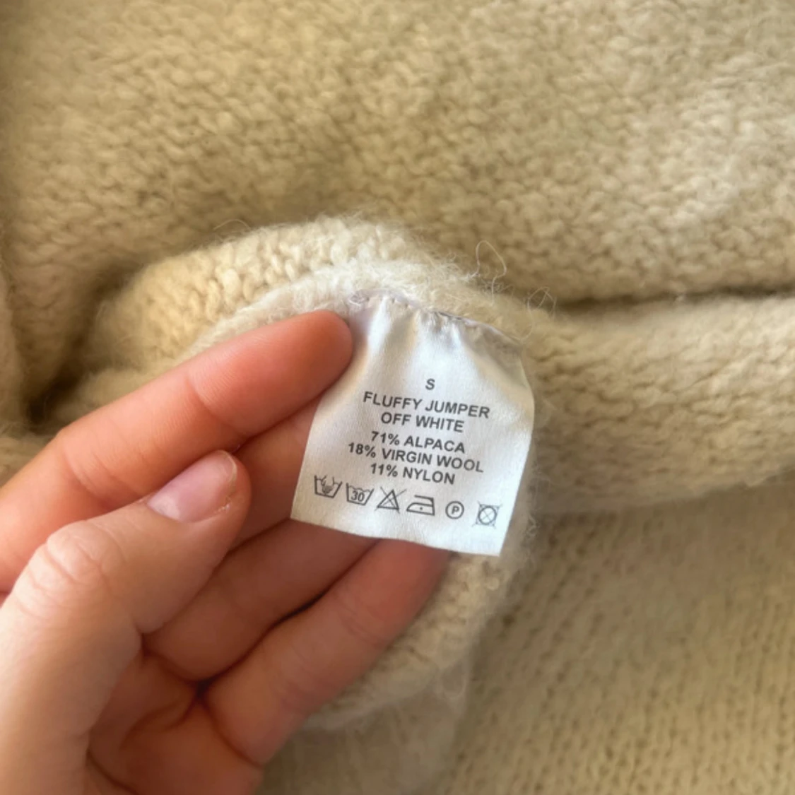 Vit fluffig stickad tröja från Wakawaka  - 4