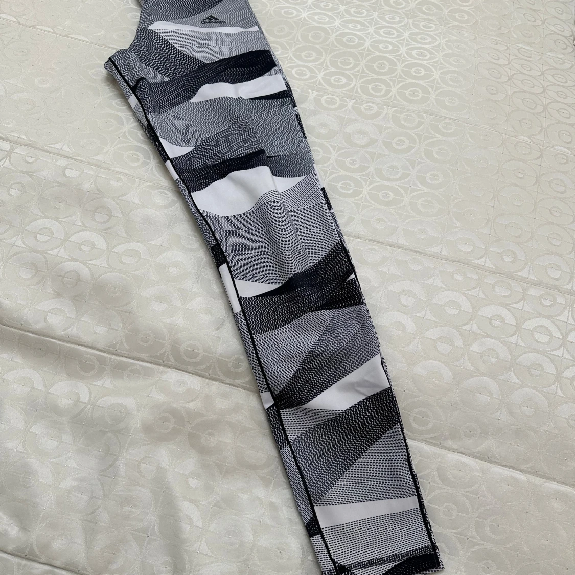 Adidas leggings med svartvitt mönster - 2