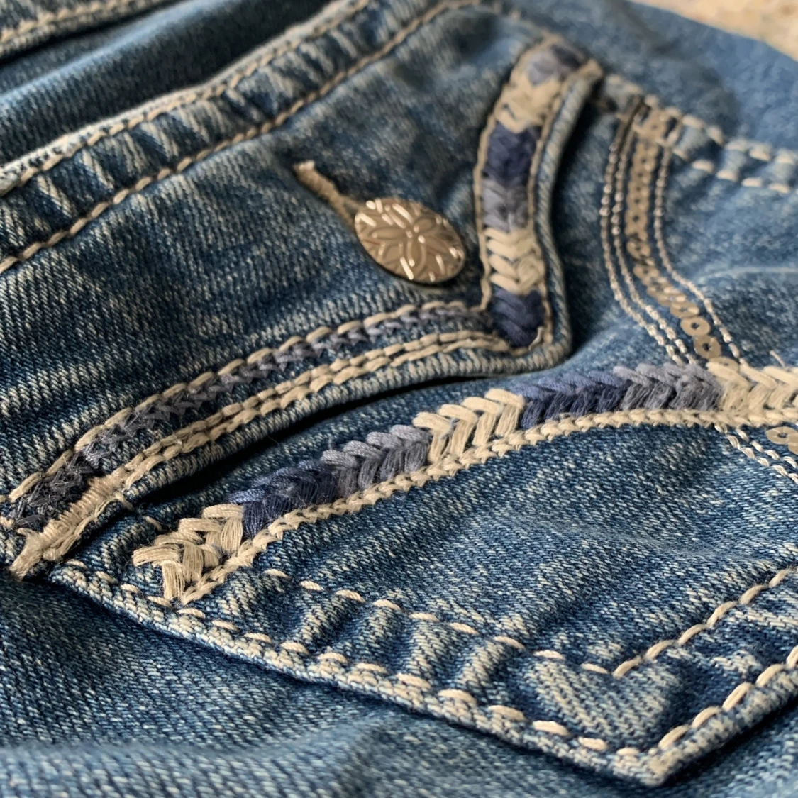 Blå jeansshorts med broderade detaljer - 3