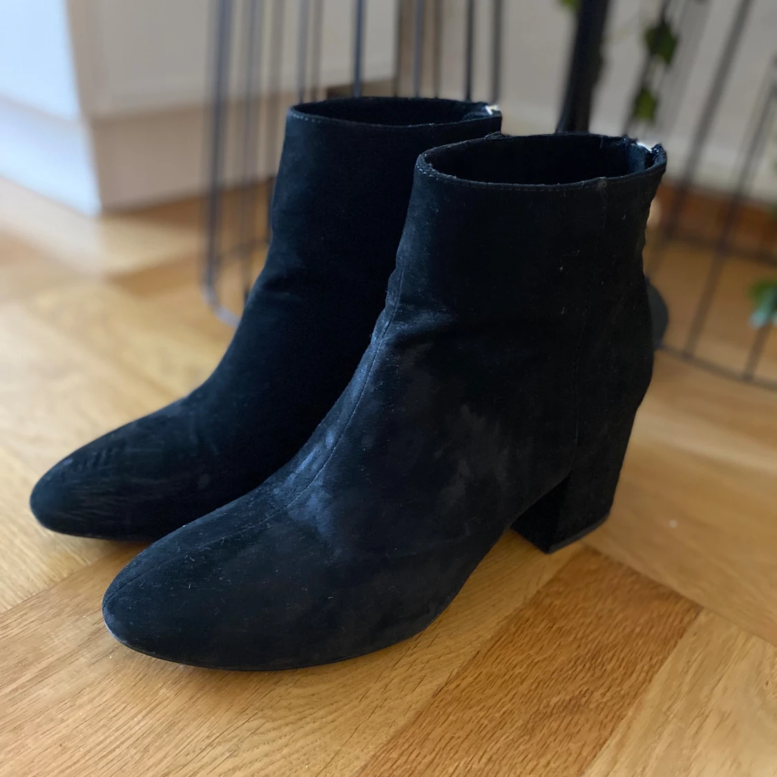 Svarta mocka stövletter med klack - 2