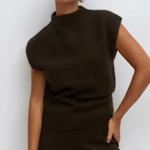 Gina tricot topp - Säljer denna stickade toppen ”funnel neck knitted top” från Gina!! Endast använd en gång, såå snygg nu till hösten🍁🤍