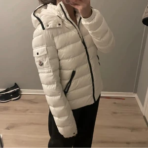 Vit moncler jacka  - Säljer nu min vita moncler jacka då jag vill köpa en annan färg, den är storlek 14y skulle säga att den passar xs/s. Vid fler frågor eller funderingar är det bara att höra av sig!😊💗