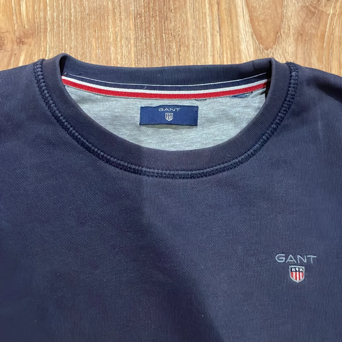 Mörkblå sweatshirt från GANT - 2