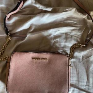 Micheal kors väska  - Jätte fin Michaela kors väska jätte bra skick använd ganska ofta men fortfarande i perfekt skick💕 pris kan absolut diskuteras ❤️