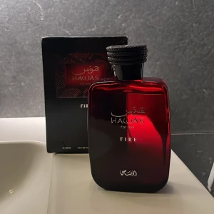 Rasasi Hawas Fire edp 100ml - Hawas Fire For Him från Rasasi, tillverkad i Dubai. Volym: 100 ml. Ingredienser: Alcohol Denat., Parfum, Aqua, Citronellol, Limonene, Linalool, Coumarin, Citral, Geraniol. En parfym med stilren look för dig som vill sticka ut. 2-3ml använt 