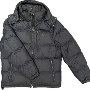 Navy dunjacka från Polo Ralph Lauren - Perfekt inför kalla dagar nu i vinter på grund av det tjocka och fluffiga materialet. Köptes för ungefär ett år sedan och användes ett fåtal gånger under vintersäsongen. Helt felfri inga tecken på användning, självklart 100% äkta. Köp inte alla andra falska kopior som säljs här. Öppen för frågor