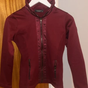 Vinröd tröja från Equestrian Stockholm - Snygg vinröd jacka från Equestrian Stockholm, dragkedjan är trasig men annars i bra skick💕