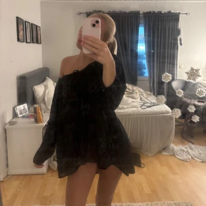 Svart offshoulder långärmad tröja - Säljer en svart långärmad tröja med offshoulder-design. Tröjan har en lös och oversized passform och är perfekt för dig som gillar en avslappnad och trendig stil. Enkel att matcha med både jeans och kjol.