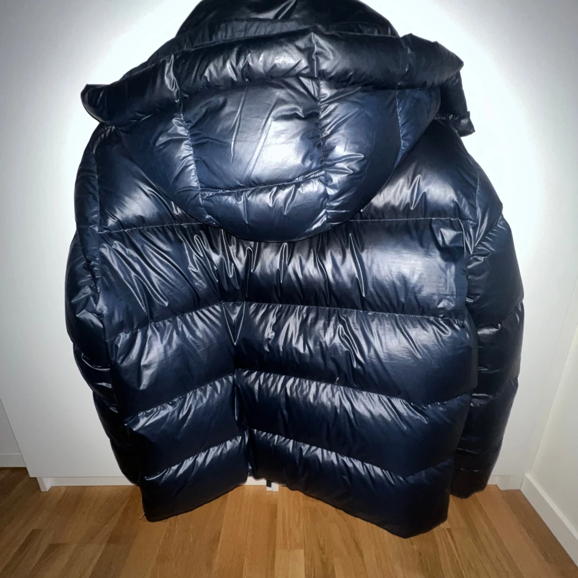 Mörkblå pufferjacka från J.Lindeberg - 1