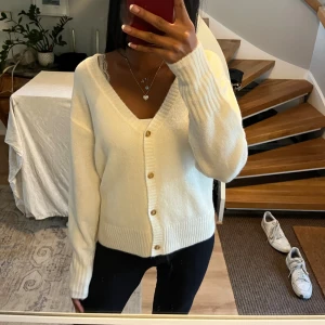 Vit kofta med v-ringning och knappar - Säljer denna fina kofta Knappt använd Köpte för: 400kr  Säljer för: 300kr 💕💕